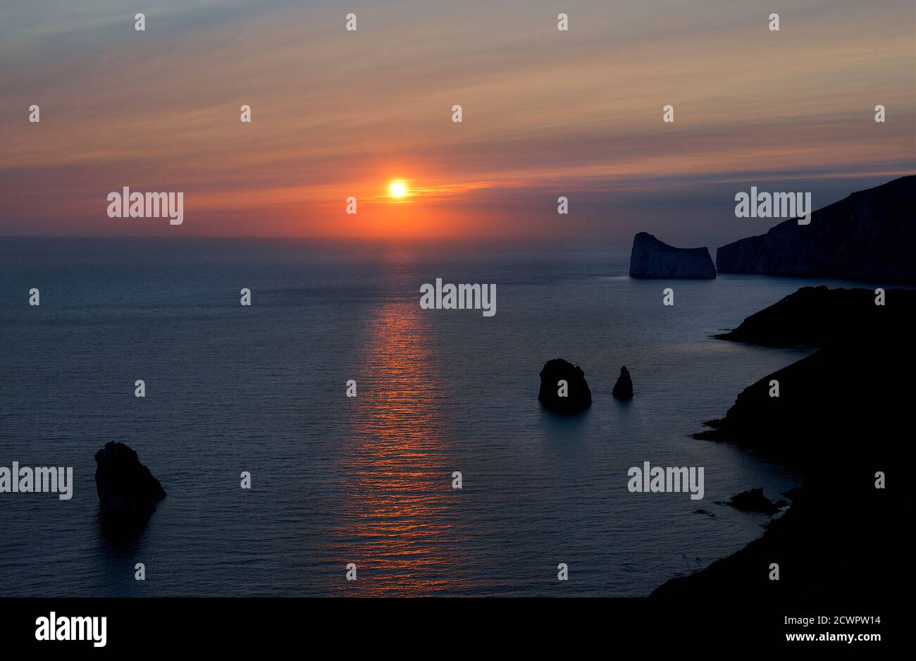 Sardische Landschaft bei herrlichem Sonnenuntergang Stunden, Felsen Silhouette während Sonnenuntergang. Südlicher Teil Sardiniens Stockfoto