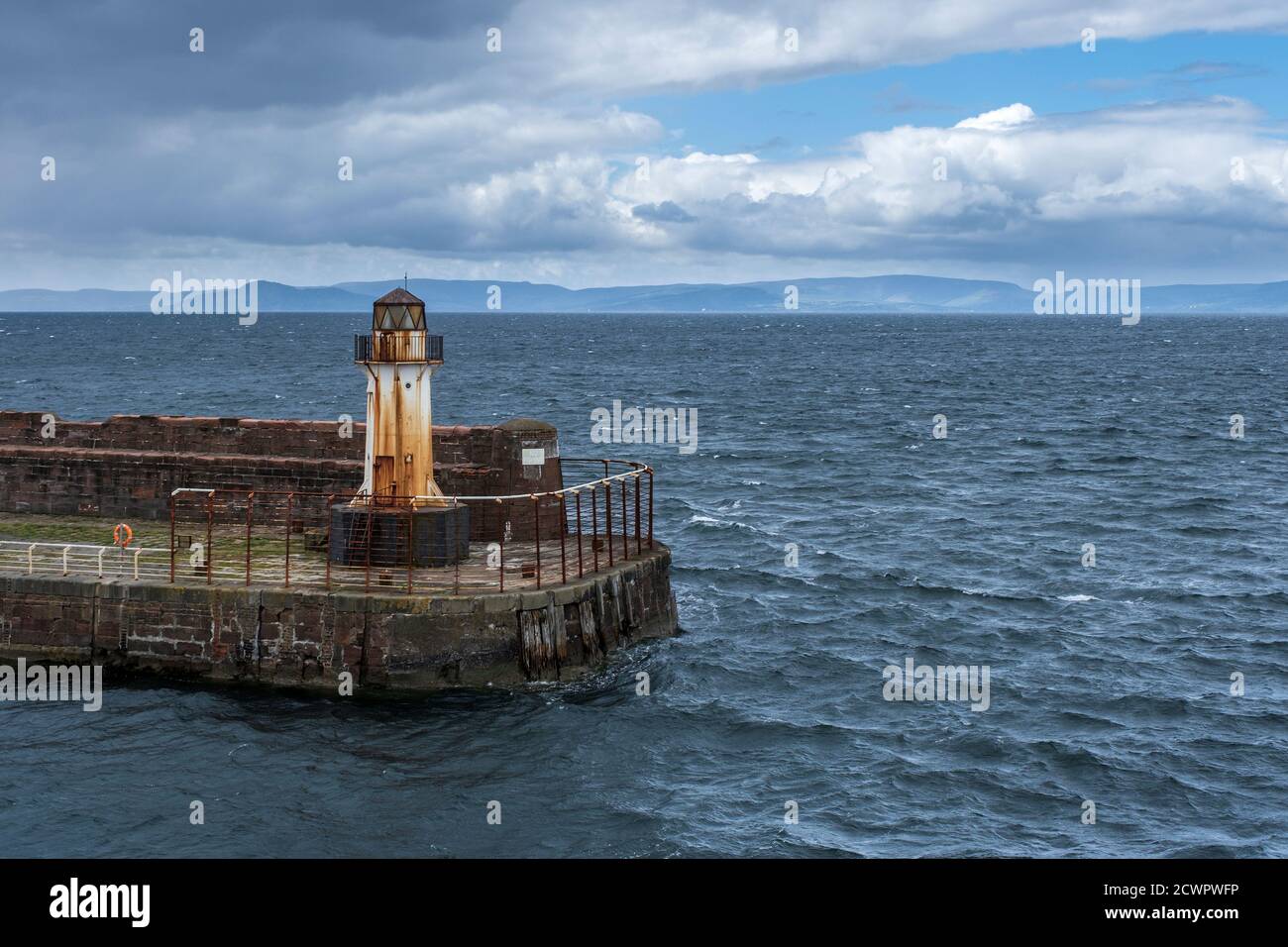 Ardrossan Leuchtturm bewacht den Hafen Eingang zum Ardrossan Hafen am Firth of Clyde, North Ayrshire, Schottland. Stockfoto