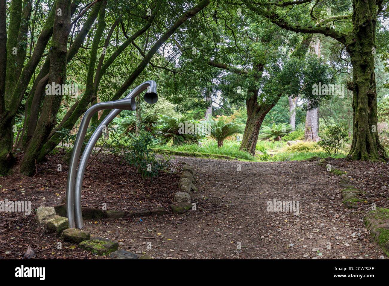 Die Skulptur Silver Talking Tube, Teil einer Kunstinstallation mit Silbermotiven, befindet sich auf dem Gelände von Brodick Castle, Isle of Arran, Schottland. Stockfoto