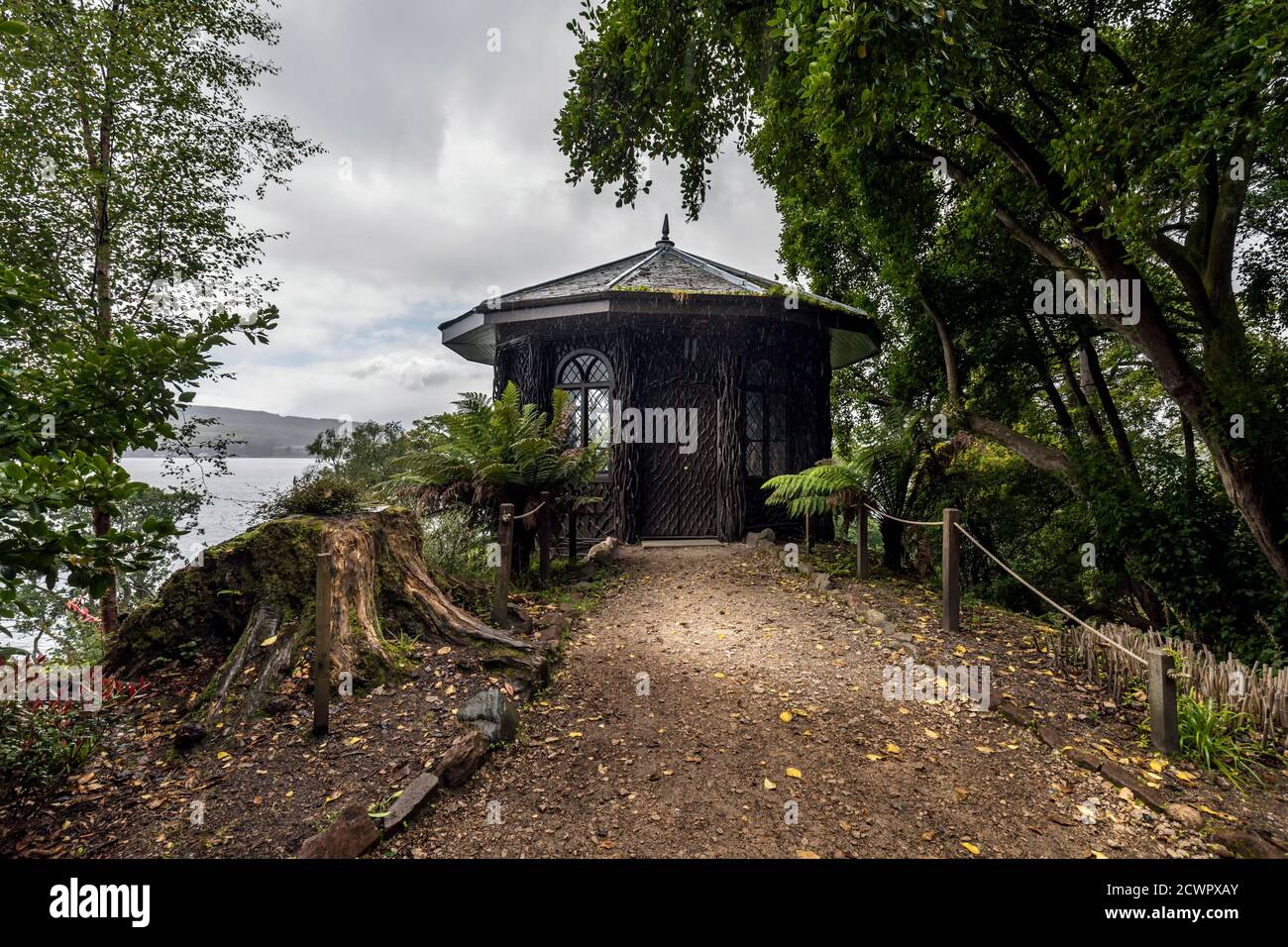 Ein bayrisches Sommerhaus, gelegen auf dem Gelände von Brodick Castle, Garden and Country Park, Isle of Arran, Schottland. Stockfoto