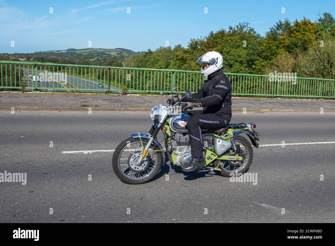 2019 Green Royal Enfield Bullet Trials 500 Motorrad-Fahrer; zwei Rädern Transport, Motorräder, Fahrzeug, Straßen, Motorräder, Motorrad-Fahrer fahren in Chorley, Großbritannien Stockfoto