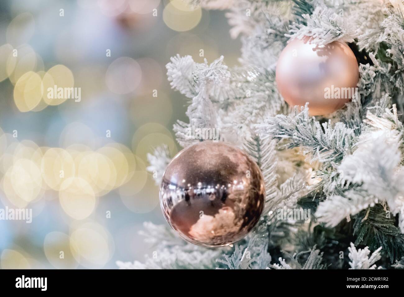 Dekorierter künstlicher weihnachtsbaum auf weichen, verwischten