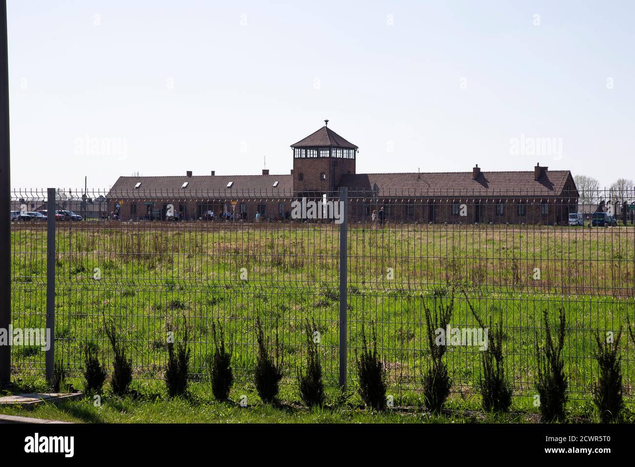 Ein Blick über den Umzäunungszaun zum Eingang von Lager Birkenau im Konzentrationslager Auschwitz-Birkenau Massenmord durch Nazi-Deutschland Stockfoto