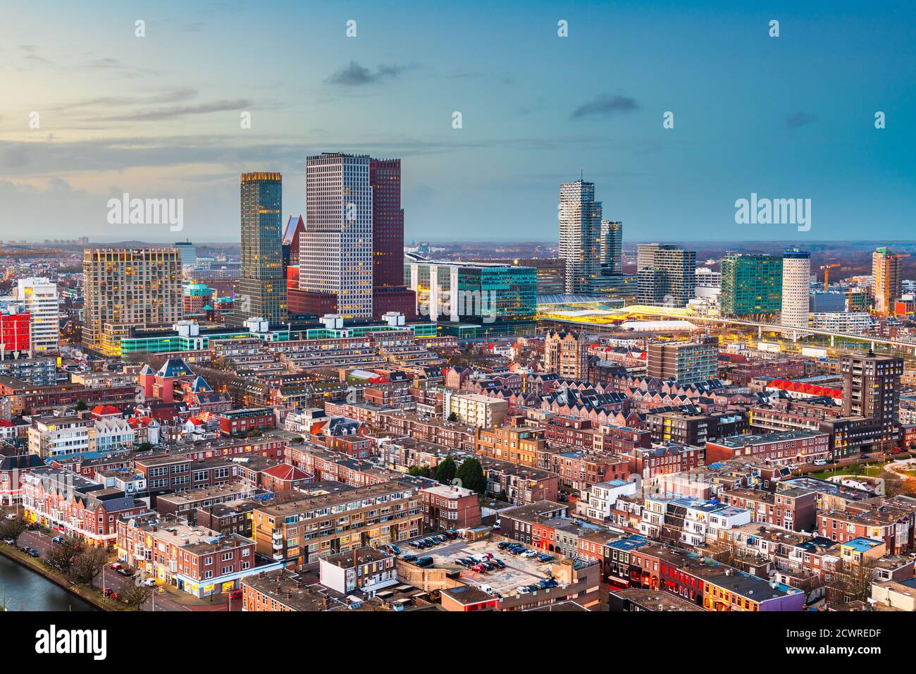 Den Haag, die Skyline der niederländischen Innenstadt bei Dämmerung. Stockfoto