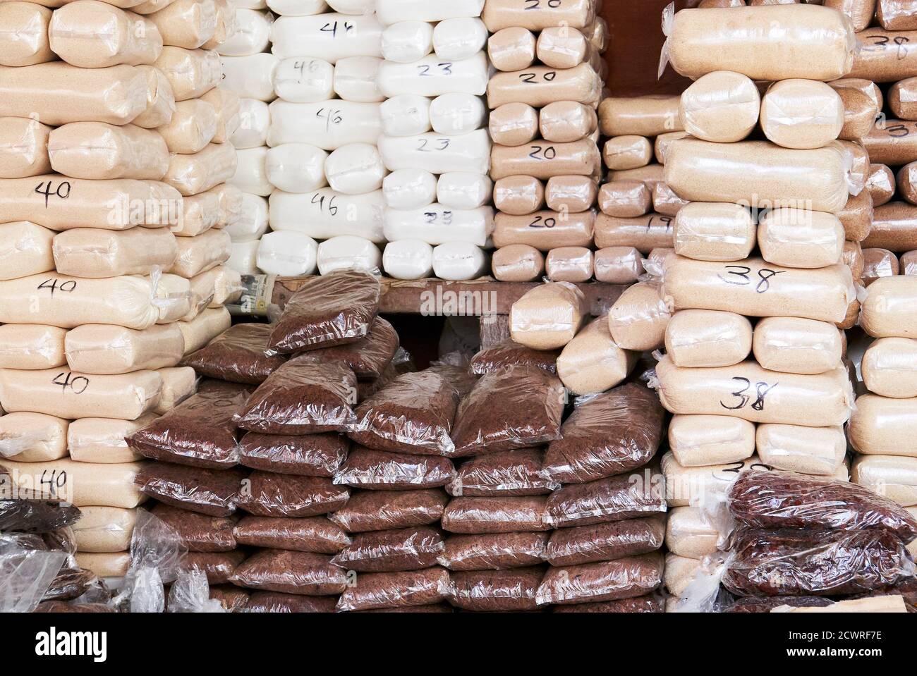 Nahaufnahme eines Marktstandes, der verschiedene Zucker verkauft, bereits in Plastik verpackt, Kalibo Public Market, Visayas, Philippinen, Asien Stockfoto