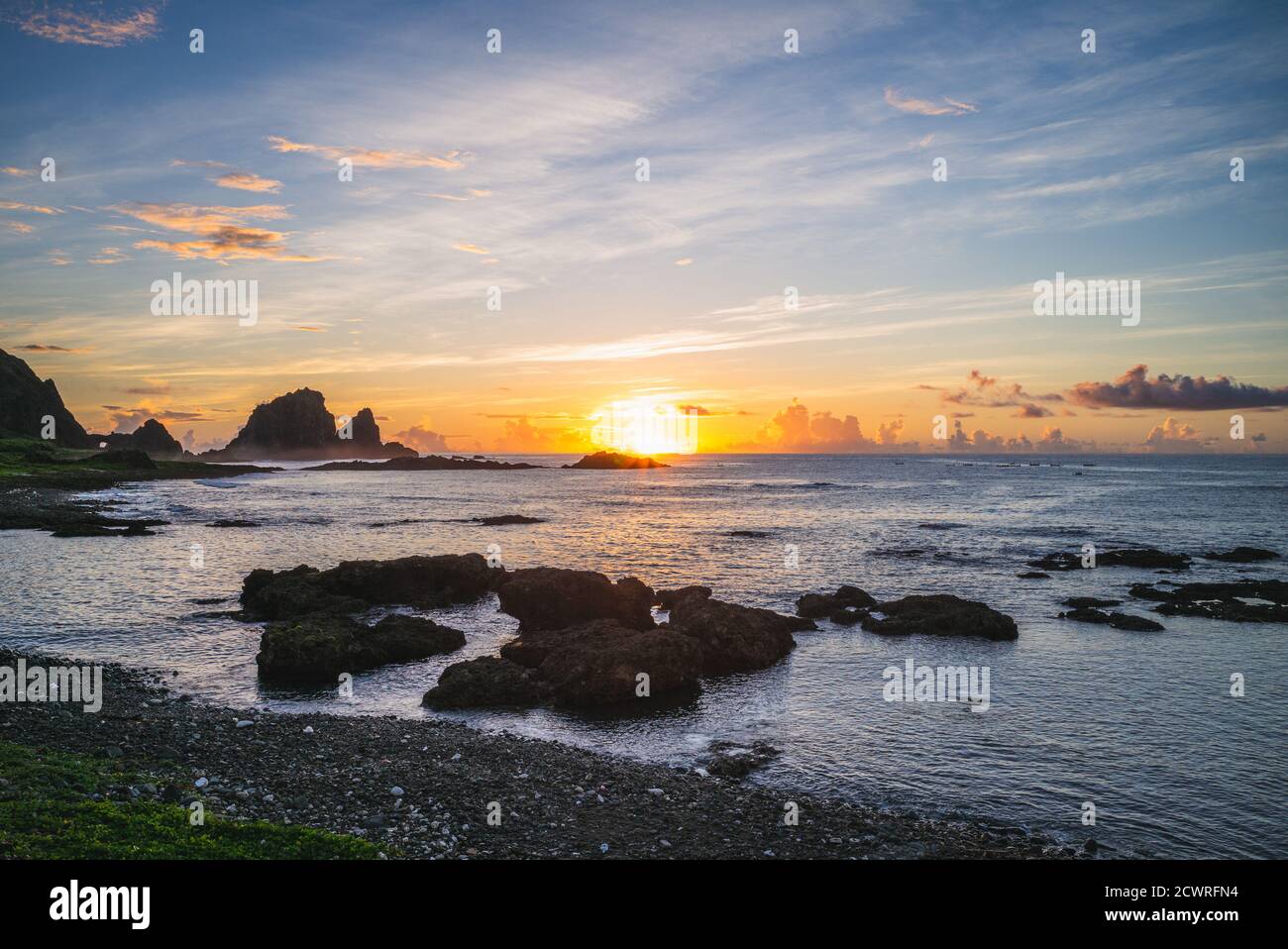 Sonnenaufgang in der Dongqing Bay in Lanyu, Taitung, Taiwan Stockfoto