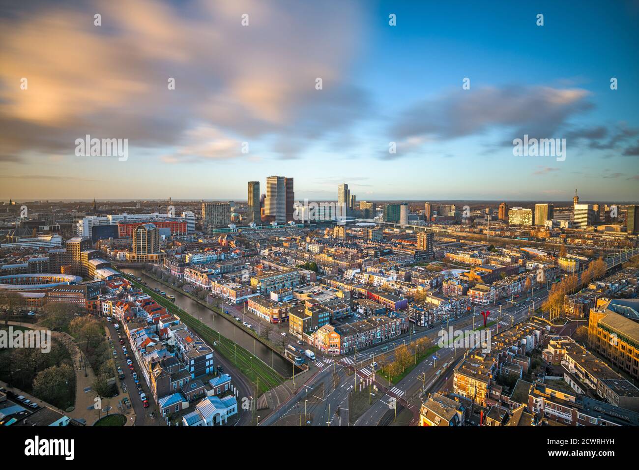 Den Haag, die Skyline der niederländischen Innenstadt bei Dämmerung. Stockfoto
