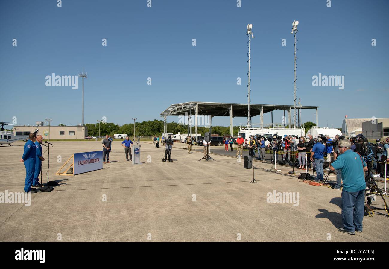 SpaceX Demo-2 Crew Ankunft NASA-Astronauten Robert Behnken, links, und Douglas Hurley sprechen mit Mitgliedern der Medien nach der Ankunft an der Start-und Landing Facility der NASA Kennedy Space Center vor der SpaceX Demo-2-Mission, Mittwoch, 20. Mai 2020, in Florida. Die NASA SpaceX Demo-2 Mission ist der erste Start mit Astronauten der Raumsonde SpaceX Crew Dragon und Falcon 9 Rakete zur Internationalen Raumstation im Rahmen des Commercial Crew Program der Agentur. Der Flugtest wird als End-to-End-Demonstration des Transportsystems der SpaceX-Crew dienen. Behnken und Hurley sind schedu Stockfoto