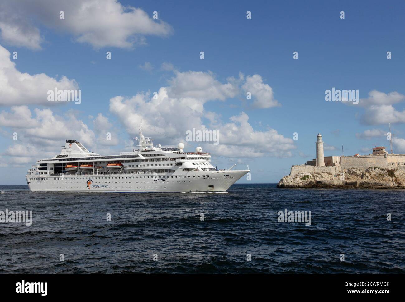 Spanisch-Kreuzfahrtschiff gelangt "Gemini" den Leuchtturm der kolonialen Festung Morro Cabana Havanna Harbor 12. November 2010 tritt. Spanische Firma Happy Cruises wird Heimathafen der "Gemini" Schiff in Havanna und Kreuzfahrten rund um Cuba bieten. REUTERS/Desmond Boylan (Kuba - Tags: Gesellschaft REISEGESCHÄFT) Stockfoto