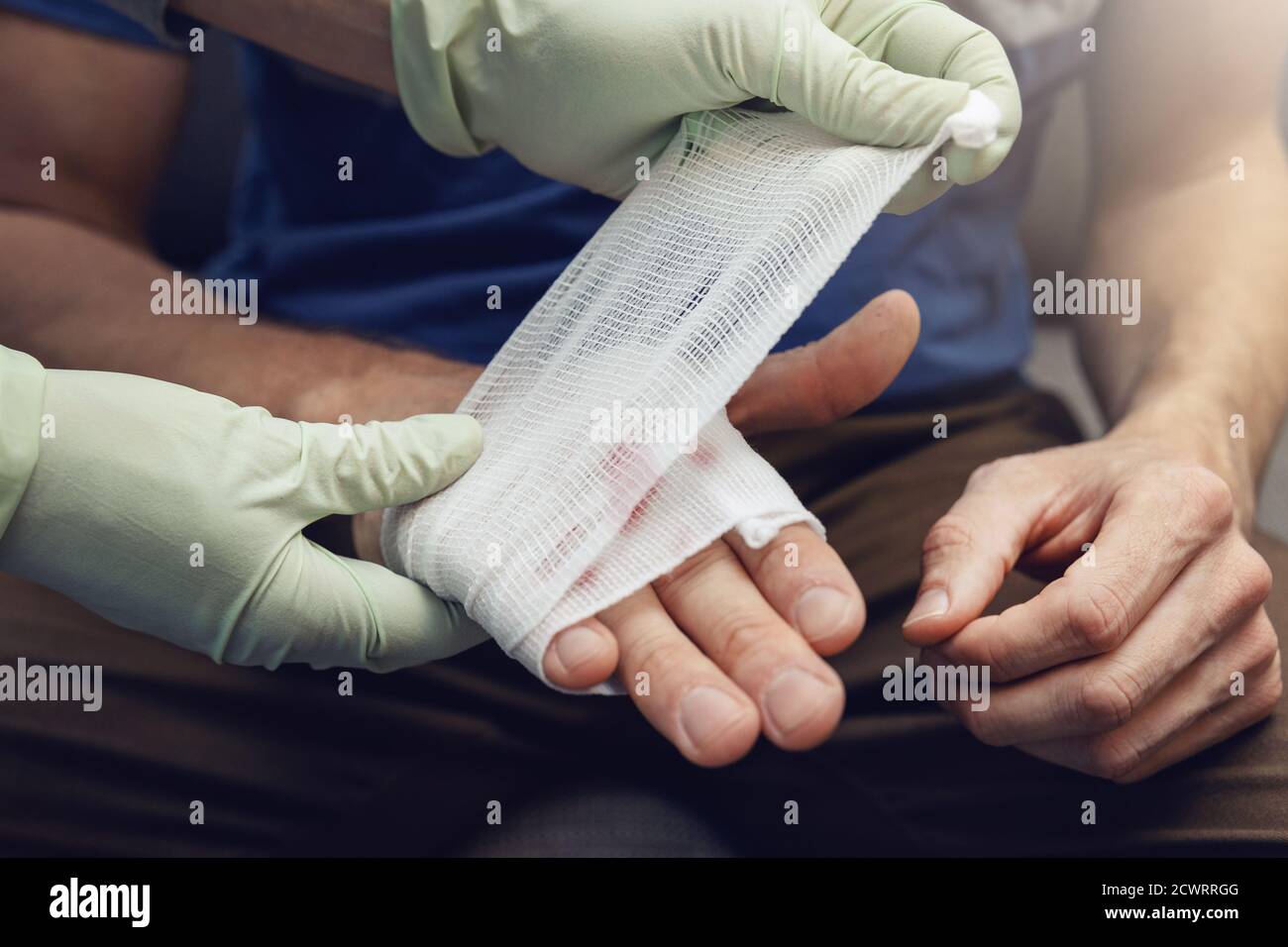 Erste Hilfe - Arzt Traumatologe Verband Patient verletzte Hand Stockfoto