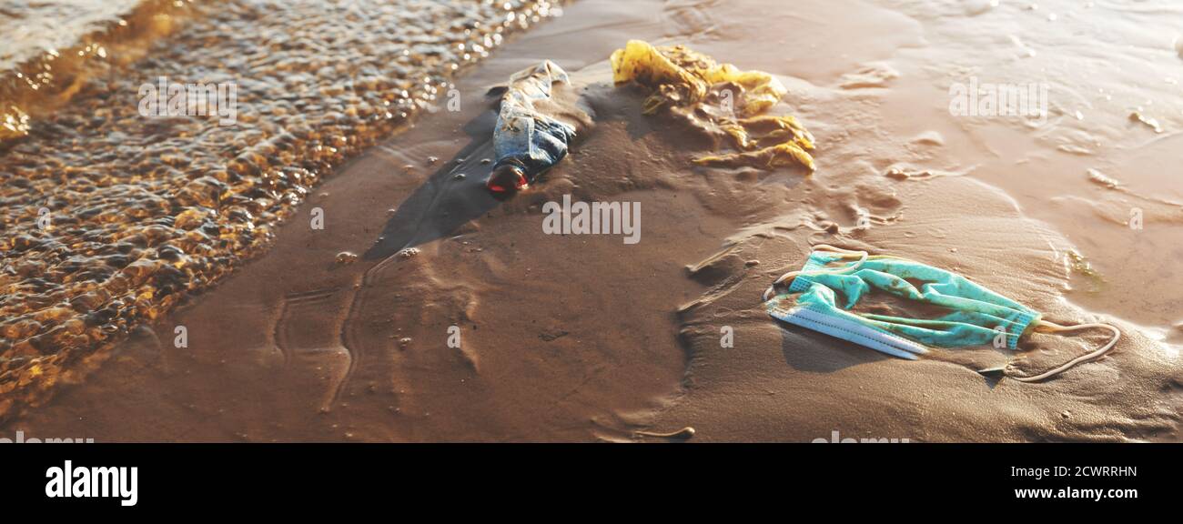 Umweltverschmutzung - Plastik und medizinischer Müll an der Küste des Meeresstrandes. Kopierraum Stockfoto