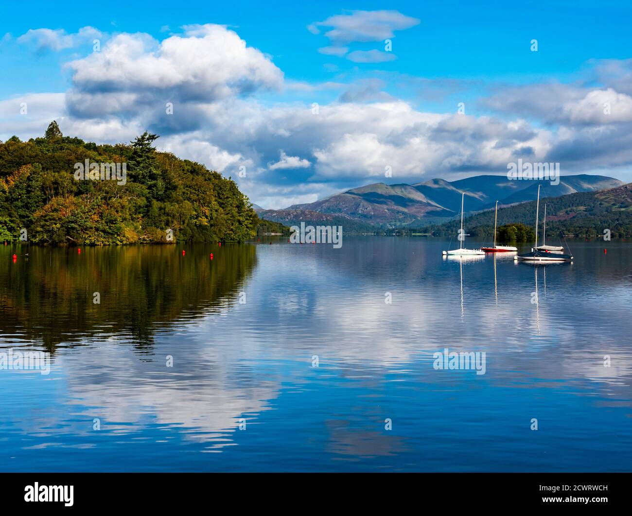 Lake Windermere blauen Himmel Reflexion und Boote. Bowness auf Windermere, Lake District Nationalpark, Cumbria, England, Großbritannien Stockfoto