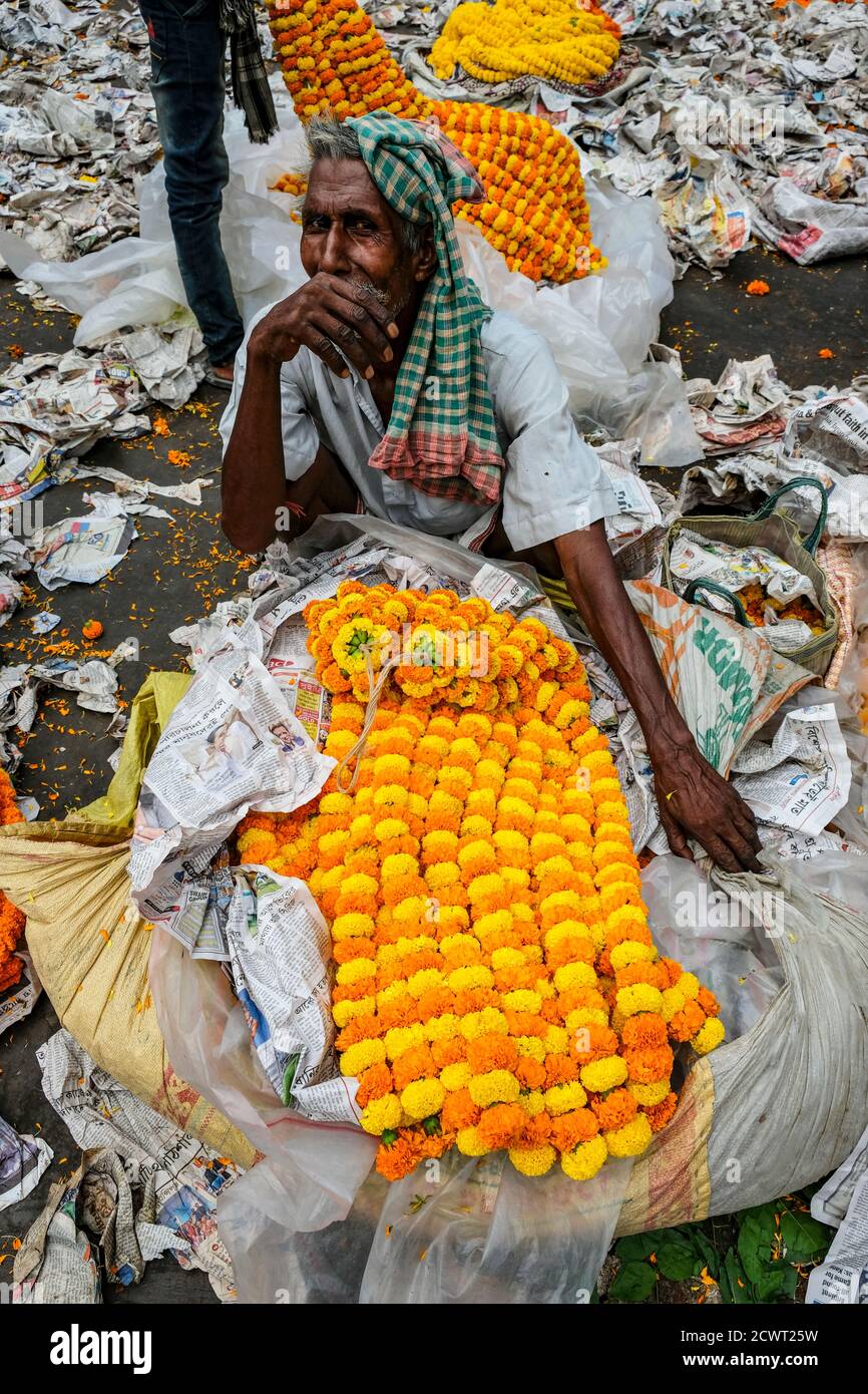 Kolkata, Indien - September 2020: Blumenhändler auf dem Mullik Ghat Blumenmarkt am 26. September 2020 in Kolkata, West Bengala, Indien. Stockfoto