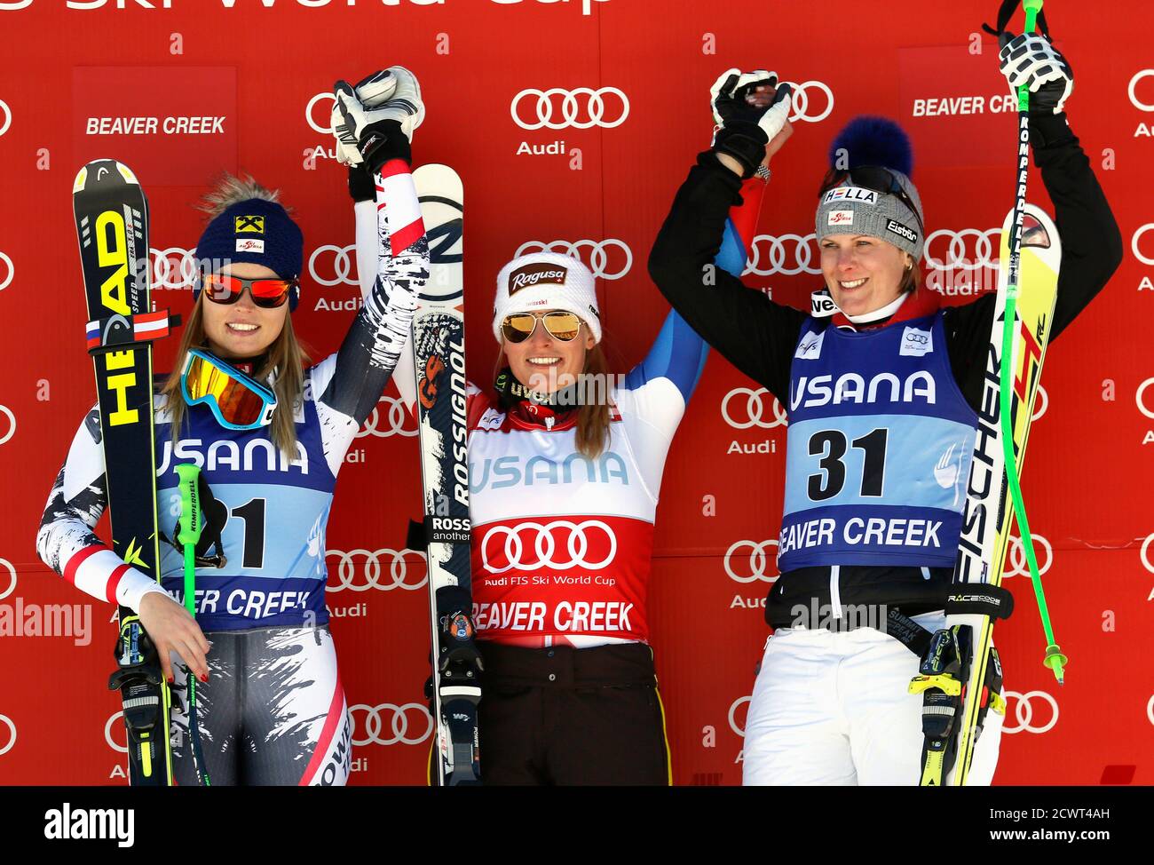 Lara Gut von Switzerland (C) feiert auf dem Podium nach dem Gewinn der  Frauen Weltcup Super-G-Skirennen in Beaver Creek, Colorado, 30. November  2013. Auf der linken Seite ist zweite platzierte Anna Fenninger