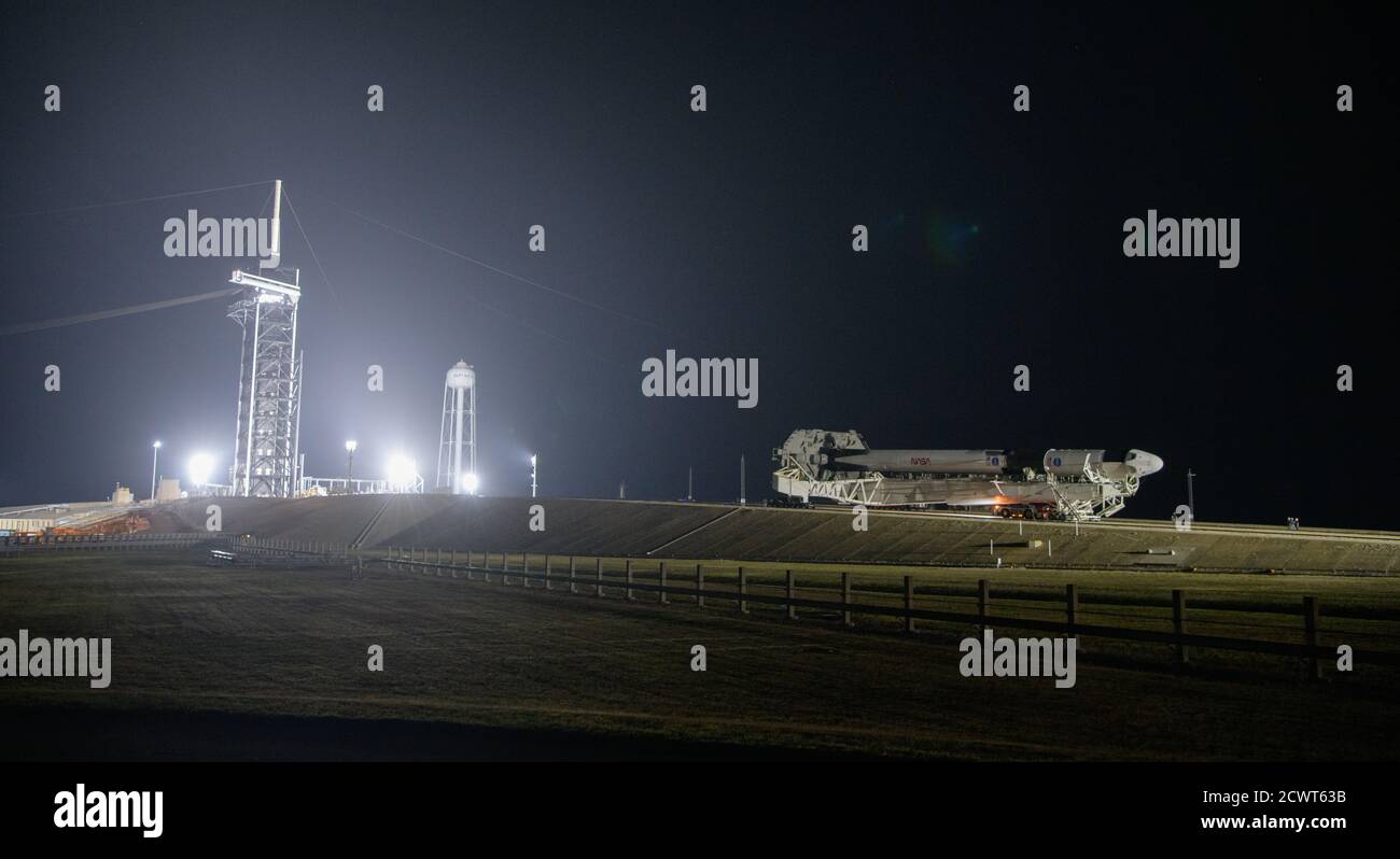SpaceX Demo-2 Rollout EINE SpaceX Falcon 9 Rakete mit der Crew Dragon Raumsonde des Unternehmens an Bord wird gesehen, wie es aus der horizontalen Integrationseinrichtung am Launch Complex 39A ausgerollt wird, da die Vorbereitungen für die Demo-2 Mission, Donnerstag, 21. Mai 2020, im Kennedy Space Center der NASA in Florida fortgesetzt werden. Die NASA SpaceX Demo-2 Mission ist der erste Start mit Astronauten der Raumsonde SpaceX Crew Dragon und Falcon 9 Rakete zur Internationalen Raumstation im Rahmen des Commercial Crew Program der Agentur. Der Flugtest wird als End-to-End-Demonstration von SpaceX Crew Transport s dienen Stockfoto
