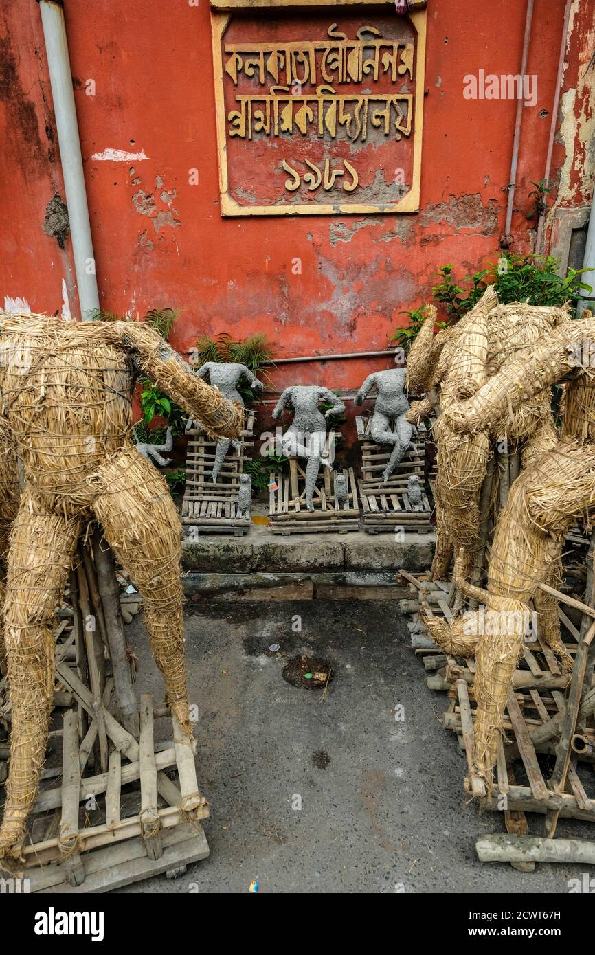 Kolkata, Indien - September 2020: Lehm- und Strohskulpturen für das Durga Puja Festival in Kumartuli, Kolkata. Indien Stockfoto