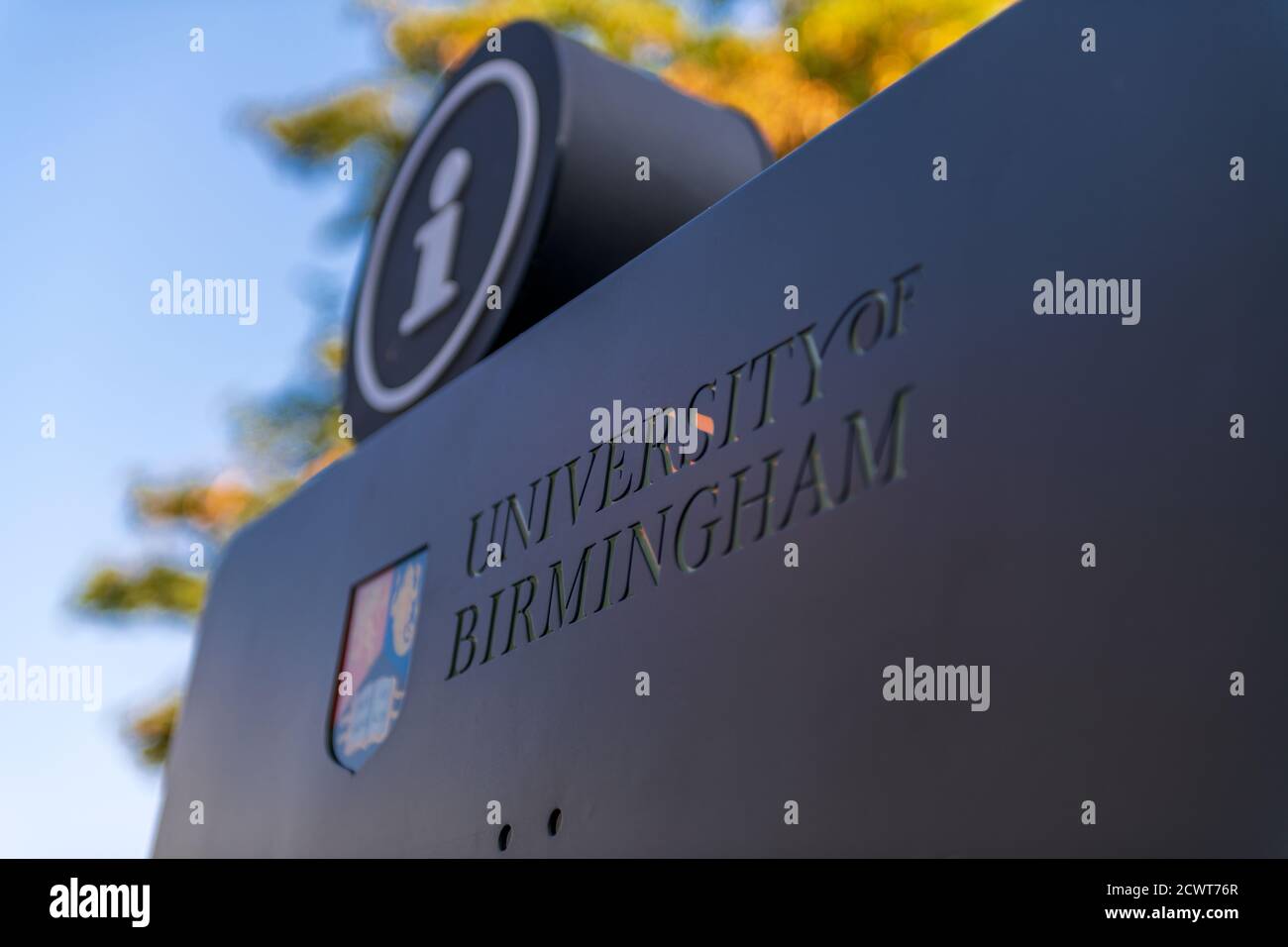 Der Campus der University of Birmingham steht vor blauem Himmel. Stockfoto