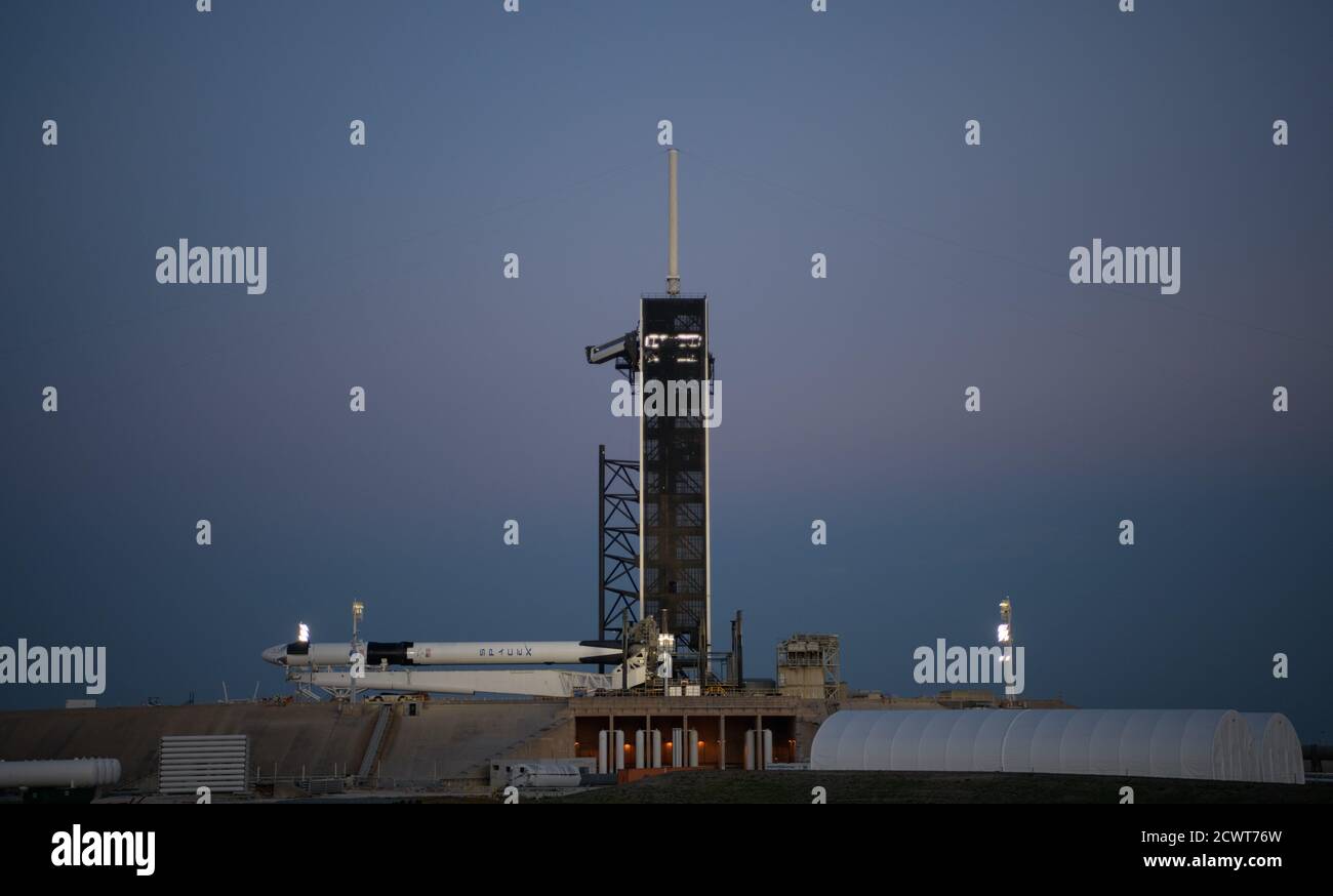 SpaceX Demo-2 Rollout EINE SpaceX Falcon 9 Rakete mit der Crew Dragon Raumsonde des Unternehmens an Bord wird vor dem Anheben in eine vertikale Position auf der Startfläche im Launch Complex 39A gesehen, da die Vorbereitungen für die Demo-2 Mission weitergehen, Donnerstag, 21. Mai 2020, Im Kennedy Space Center der NASA in Florida. Die NASA SpaceX Demo-2 Mission ist der erste Start mit Astronauten der Raumsonde SpaceX Crew Dragon und Falcon 9 Rakete zur Internationalen Raumstation im Rahmen des Commercial Crew Program der Agentur. Der Flugtest wird als End-to-End-Demonstration von SpaceX Crew-Transporta dienen Stockfoto