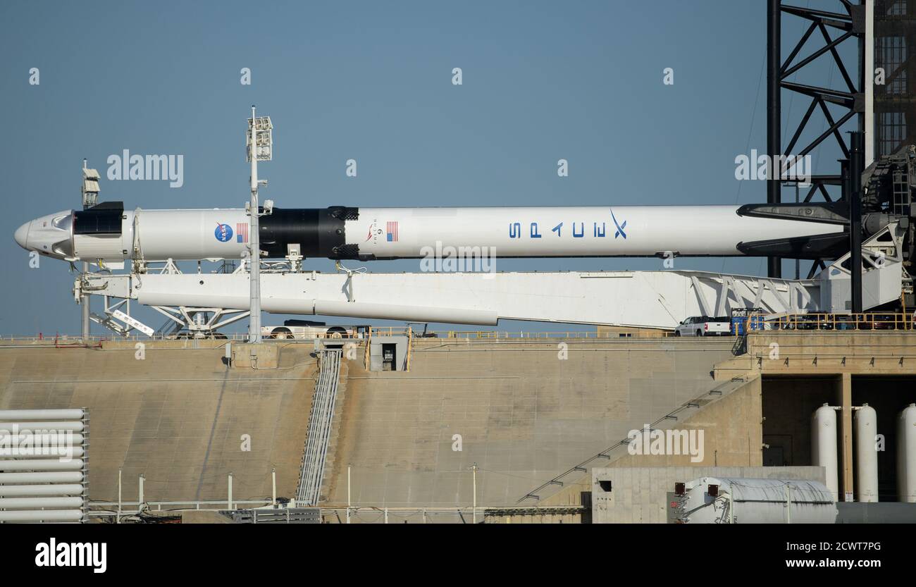 SpaceX Demo-2 Rollout EINE SpaceX Falcon 9 Rakete mit der Crew Dragon Raumsonde des Unternehmens an Bord wird vor dem Anheben in eine vertikale Position auf der Startfläche im Launch Complex 39A gesehen, da die Vorbereitungen für die Demo-2 Mission weitergehen, Donnerstag, 21. Mai 2020, Im Kennedy Space Center der NASA in Florida. Die NASA SpaceX Demo-2 Mission ist der erste Start mit Astronauten der Raumsonde SpaceX Crew Dragon und Falcon 9 Rakete zur Internationalen Raumstation im Rahmen des Commercial Crew Program der Agentur. Der Flugtest wird als End-to-End-Demonstration von SpaceX Crew-Transporta dienen Stockfoto