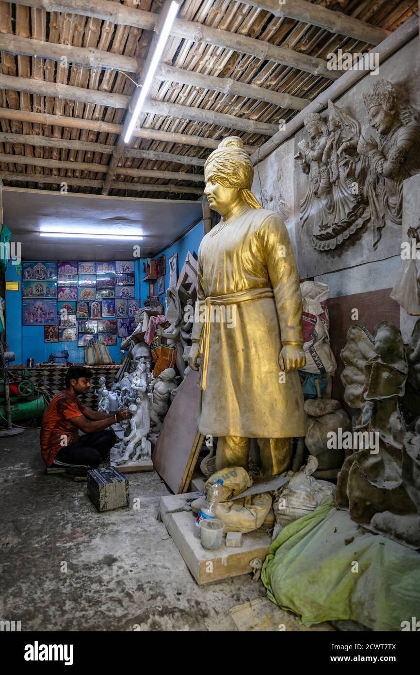Kolkata, Indien - September 2020: Ein Handwerker, der Lehm- und Strohskulpturen für das Durga Puja Festival in Kumartuli, Kolkata, macht. Indien. Stockfoto