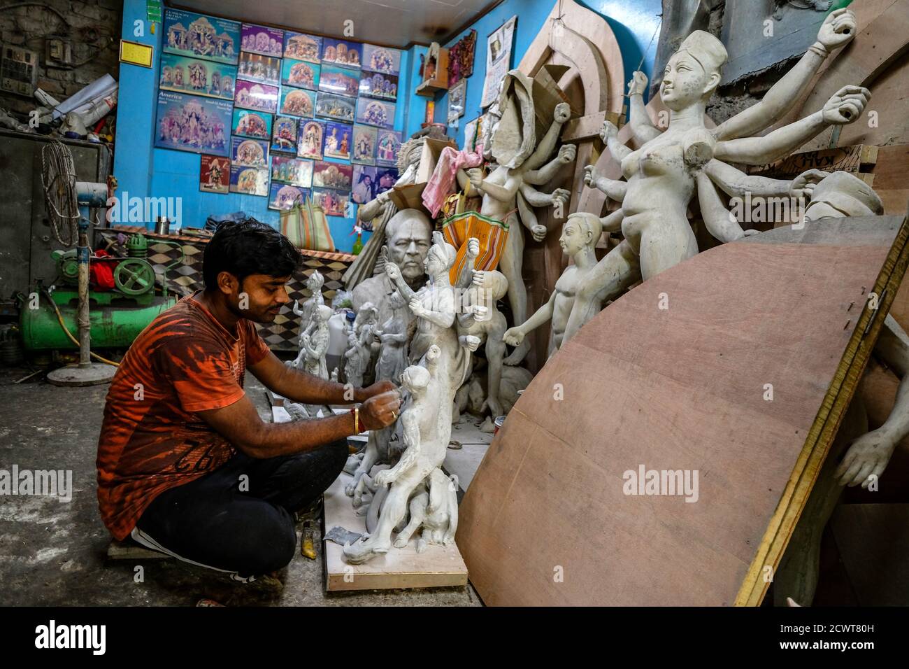 Kolkata, Indien - September 2020: Ein Handwerker, der Lehm- und Strohskulpturen für das Durga Puja Festival in Kumartuli, Kolkata, macht. Indien. Stockfoto