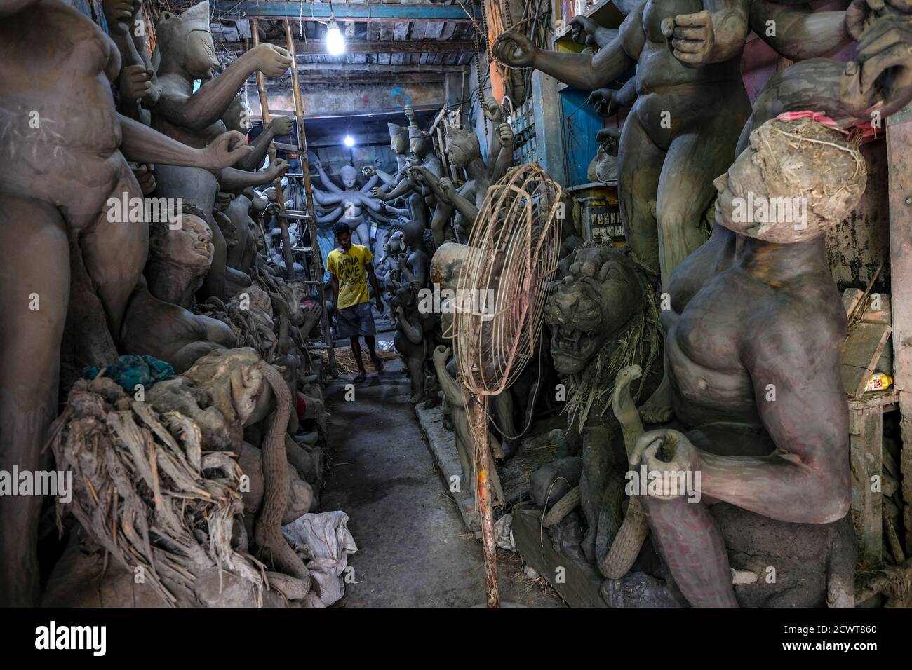 Kolkata, Indien - September 2020: Ein Handwerker, der Lehm- und Strohskulpturen für das Durga Puja Festival in Kumartuli, Kolkata, macht. Indien. Stockfoto