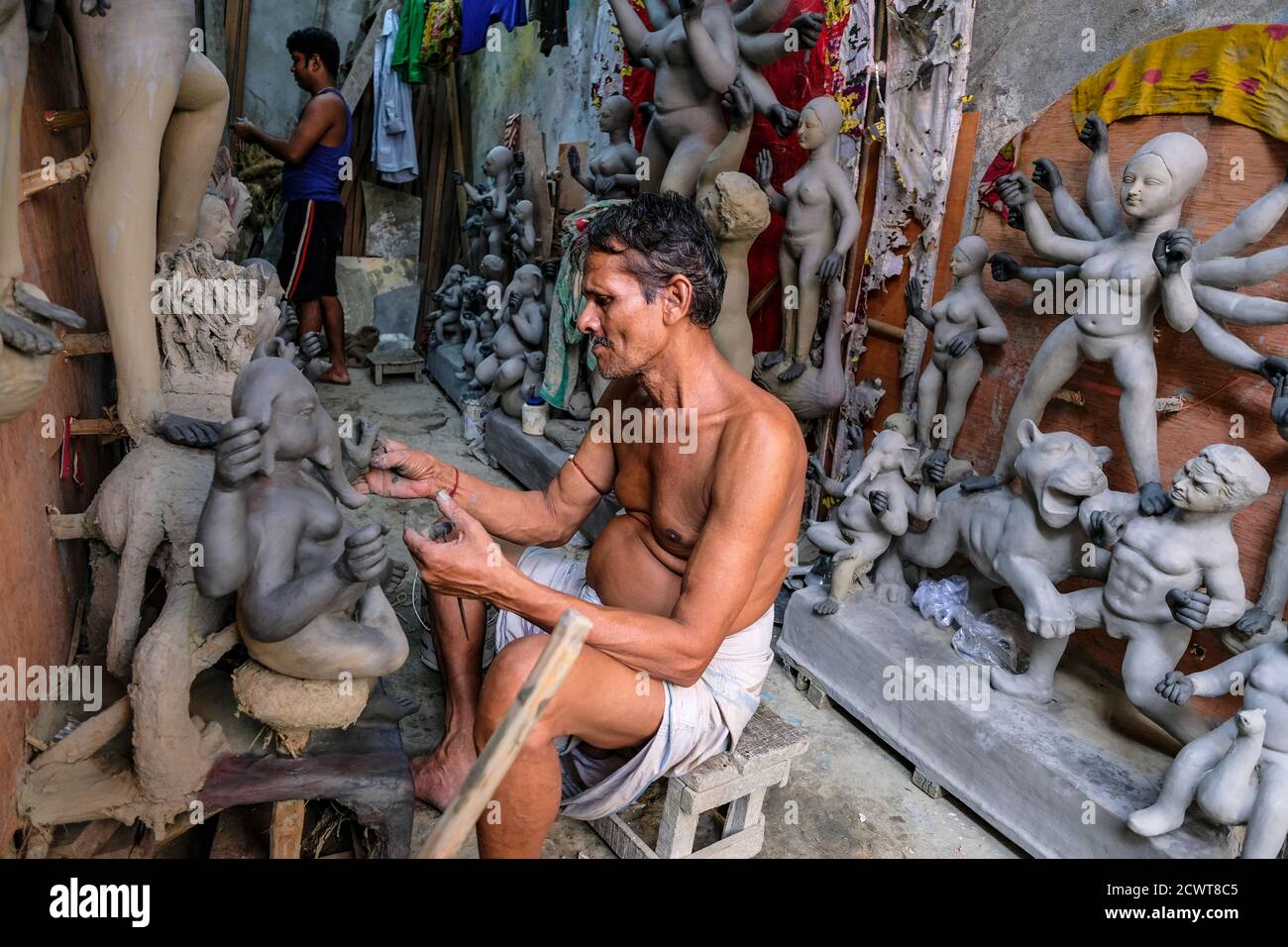 Kolkata, Indien - September 2020: Ein Handwerker, der Lehm- und Strohskulpturen für das Durga Puja Festival in Kumartuli, Kolkata, macht. Indien. Stockfoto