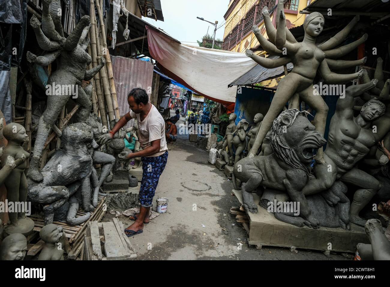 Kolkata, Indien - September 2020: Ein Handwerker, der Lehm- und Strohskulpturen für das Durga Puja Festival in Kumartuli, Kolkata, macht. Indien. Stockfoto