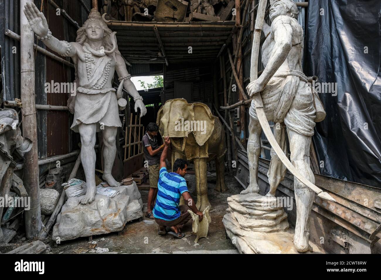 Kolkata, Indien - September 2020: Ein Handwerker, der Lehm- und Strohskulpturen für das Durga Puja Festival in Kumartuli, Kolkata, macht. Indien. Stockfoto