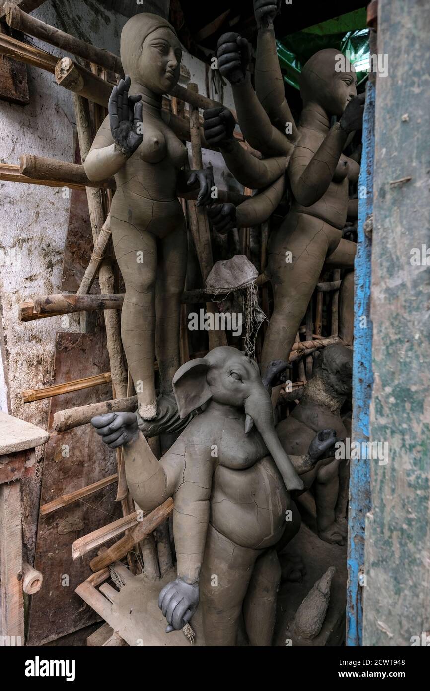 Kolkata, Indien - September 2020: Lehm- und Strohskulpturen für das Durga Puja Festival in Kumartuli, Kolkata. Indien Stockfoto
