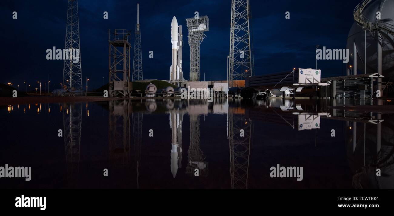 Mars 2020 Perseverance Prelaunch EINE United Launch Alliance ATLAS V Rakete mit dem NASA Mars 2020 Perseverance Rover an Bord wird von Scheinwerfern auf der Startrampe am Space Launch Complex 41, Dienstag, 28. Juli 2020, auf der Cape Canaveral Air Force Station in Florida beleuchtet. Der Perseverance Rover ist Teil des Mars Exploration Program der NASA, einem langfristigen Projekt zur robotischen Erkundung des Roten Planeten. Die Markteinführung ist für Donnerstag, den 30. Juli, geplant. Stockfoto