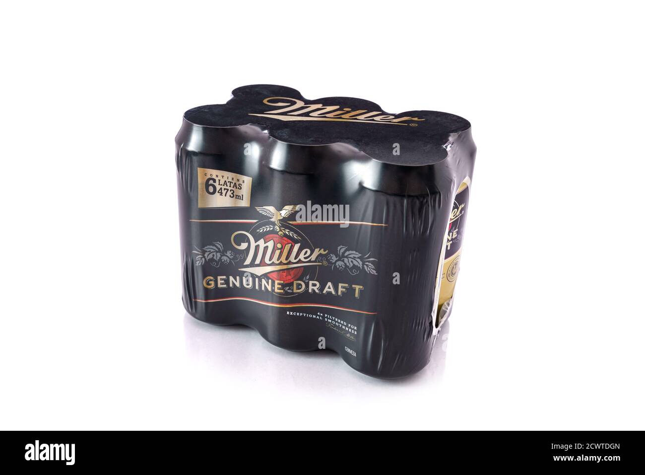 Six Pack Miller Bier isoliert auf weißem Hintergrund. Alkoholisches Getränk Stockfoto