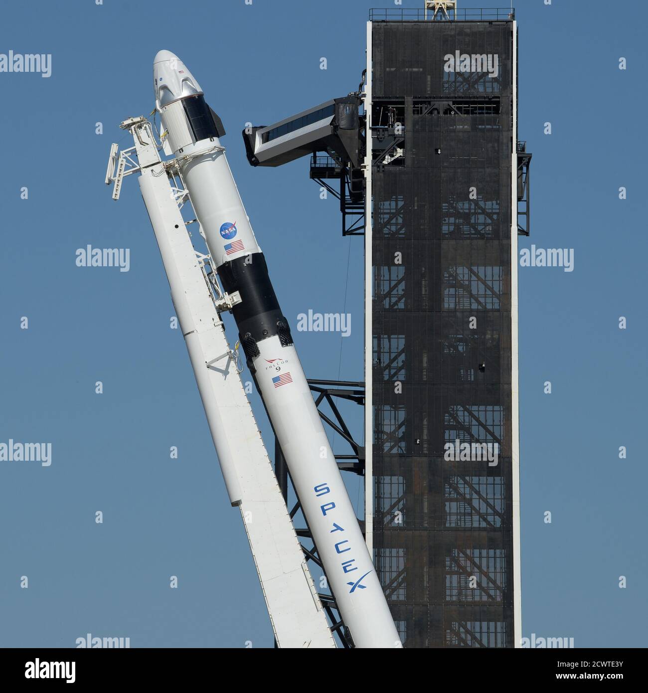 SpaceX Demo-2 Rollout EINE SpaceX Falcon 9 Rakete mit der Crew Dragon Raumsonde des Unternehmens an Bord wird gesehen, wie sie in eine vertikale Position auf der Startfläche am Launch Complex 39A angehoben wird, während die Vorbereitungen für die Demo-2 Mission weitergehen, Donnerstag, 21. Mai 2020, Im Kennedy Space Center der NASA in Florida. Die NASA SpaceX Demo-2 Mission ist der erste Start mit Astronauten der Raumsonde SpaceX Crew Dragon und Falcon 9 Rakete zur Internationalen Raumstation im Rahmen des Commercial Crew Program der Agentur. Der Flugtest wird als End-to-End-Demonstration von SpaceX Crew Transport s dienen Stockfoto