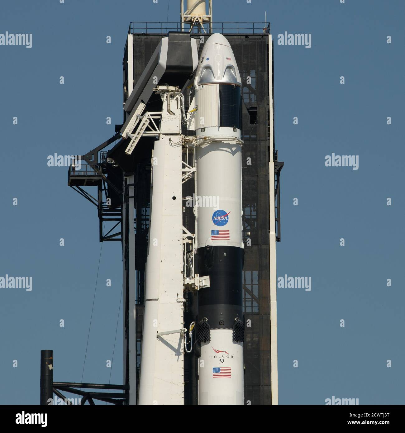 SpaceX Demo-2 Rollout EINE SpaceX Falcon 9 Rakete mit der Crew Dragon Raumsonde des Unternehmens an Bord wird gesehen, wie sie in eine vertikale Position auf der Startfläche am Launch Complex 39A angehoben wird, während die Vorbereitungen für die Demo-2 Mission weitergehen, Donnerstag, 21. Mai 2020, Im Kennedy Space Center der NASA in Florida. Die NASA SpaceX Demo-2 Mission ist der erste Start mit Astronauten der Raumsonde SpaceX Crew Dragon und Falcon 9 Rakete zur Internationalen Raumstation im Rahmen des Commercial Crew Program der Agentur. Der Flugtest wird als End-to-End-Demonstration von SpaceX Crew Transport s dienen Stockfoto