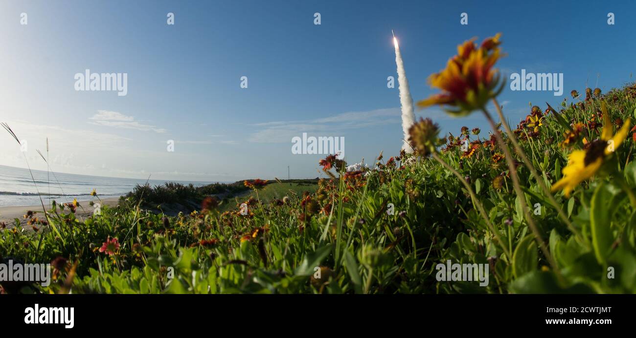 Mars 2020 Perseverance startet EINE United Launch Alliance ATLAS V Rakete mit dem Mars 2020 Perseverance Rover der NASA an Bord des Space Launch Complex 41, Donnerstag, 30. Juli 2020, auf der Cape Canaveral Air Force Station in Florida. Der Perseverance Rover ist Teil des Mars Exploration Program der NASA, einem langfristigen Projekt zur robotischen Erkundung des Roten Planeten. Stockfoto