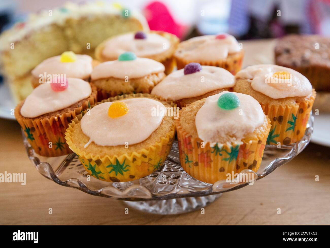 Hausgemachte Cupcakes auf einer Glasplatte Stockfoto