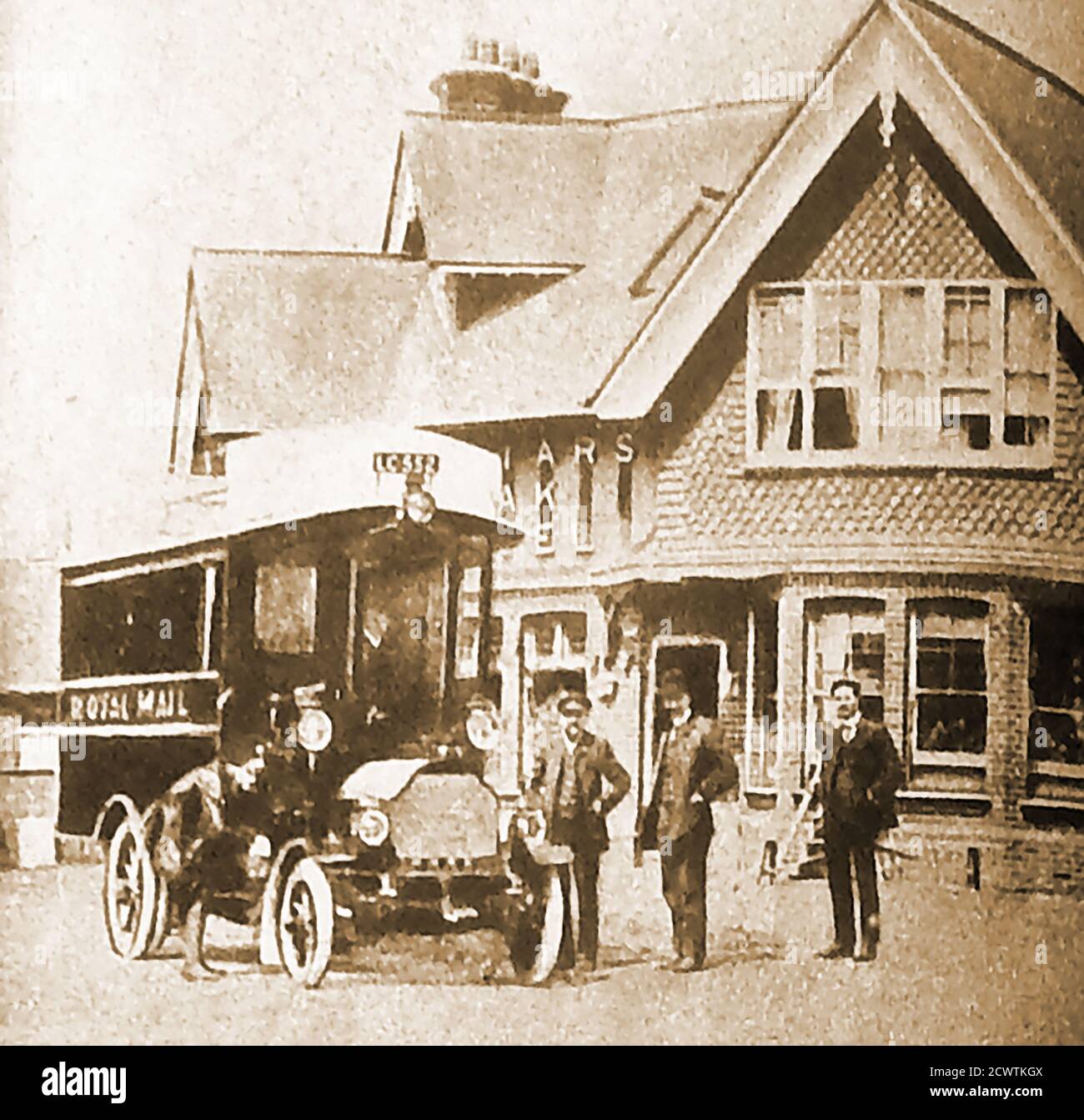 2. Juni 1905 der erste britische Royal Mail Reisebus auf seiner ersten Reise im Friar's Oak Hotel, das immer noch als Wahrzeichen in dem Dorf Hassocks, West Sussex, England, steht. Das Friars Oak Inn ist eine alte Kutschenstation, wo Pferde gewechselt wurden, direkt neben Friars Oak Fields, auf der westlichen Seite. Stockfoto