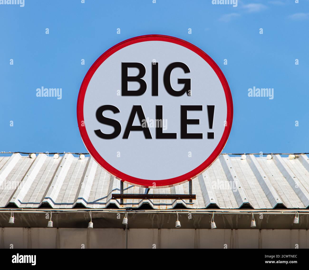 Eine Circle Plakatwand mit Text zeigt GROSSEN VERKAUF auf einem Dach installiert ist. Angebot von Promotion-Verkauf und Rabatt für Kunden. Stockfoto