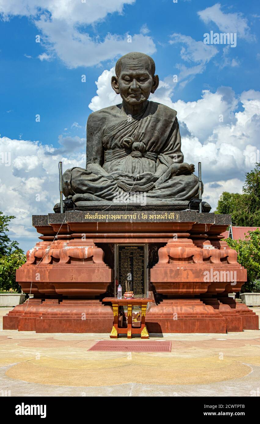 Statue des angesehenen buddhistischen Mönchs Somdej Toh, bekannt als Somdet Phra Buddhacarya (zu Brahmaramsi), Buddhistischer Tempel Wat Khun Inthapramun, Thailand. Stockfoto