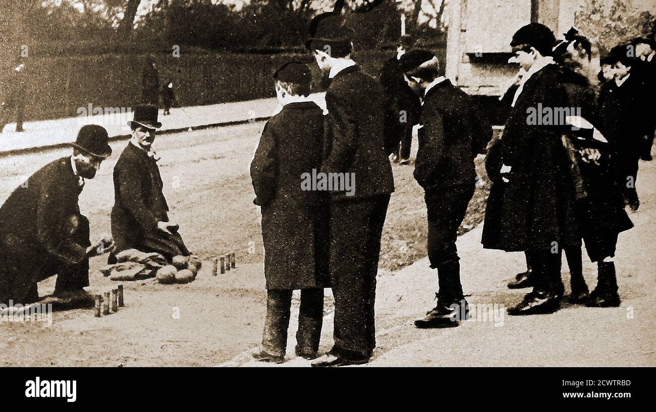 KEGELN (auch bekannt als Bowling, Bowls, Candlepins, Duckpins, Ninepins, Kegeln usw.) Dieses alte Foto wurde um 1890/1900 vom Spielen von Straßenkegeln in London, Großbritannien, aufgenommen. Es war illegal, wenn Geld beteiligt war (wie üblich) . Viele öffentliche Häuser hatten einen Kegelplatz für die Nutzung der Pustromer. Es war auch ein beliebtes Spiel mit Kindern, in den hinteren Straßen hinter Häusern gespielt Stockfoto