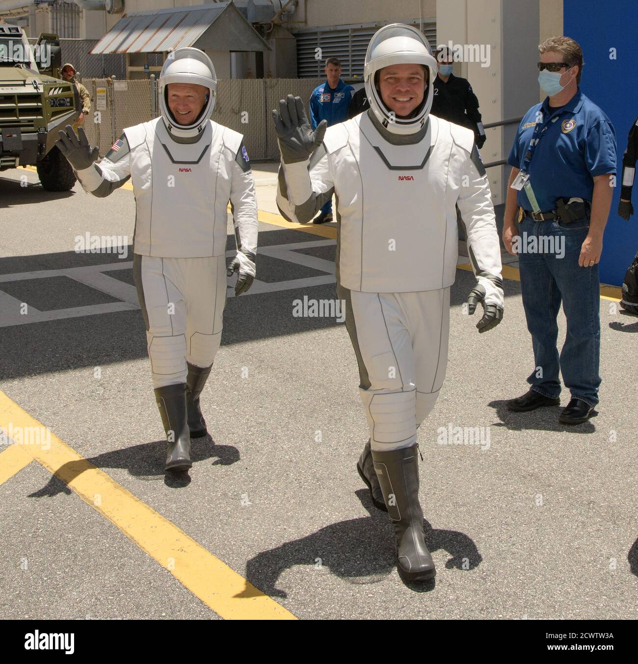 SpaceX Demo-2 Generalprobe NASA-Astronauten Douglas Hurley, links, Und Robert Behnken, trägt SpaceX Raumanzüge, werden gesehen, wie sie das Neil A. Armstrong Operations and Checkout Building für Launch Complex 39A während einer Generalprobe vor dem Demo-2-Missionsstart, Samstag, 23. Mai 2020, im NASA Kennedy Space Center in Florida verlassen. Die NASA SpaceX Demo-2 Mission ist der erste Start mit Astronauten der Raumsonde SpaceX Crew Dragon und Falcon 9 Rakete zur Internationalen Raumstation im Rahmen des Commercial Crew Program der Agentur. Der Testflug dient als End-to-End-Demonstr Stockfoto