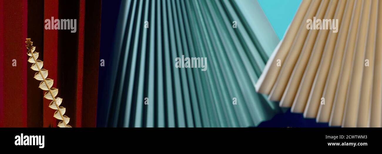 Moderne mehrfarbige Komposition aus Ventilatoren, Schatten und Pappe. Stilvolles geometrisches Konzept. Banner Stockfoto