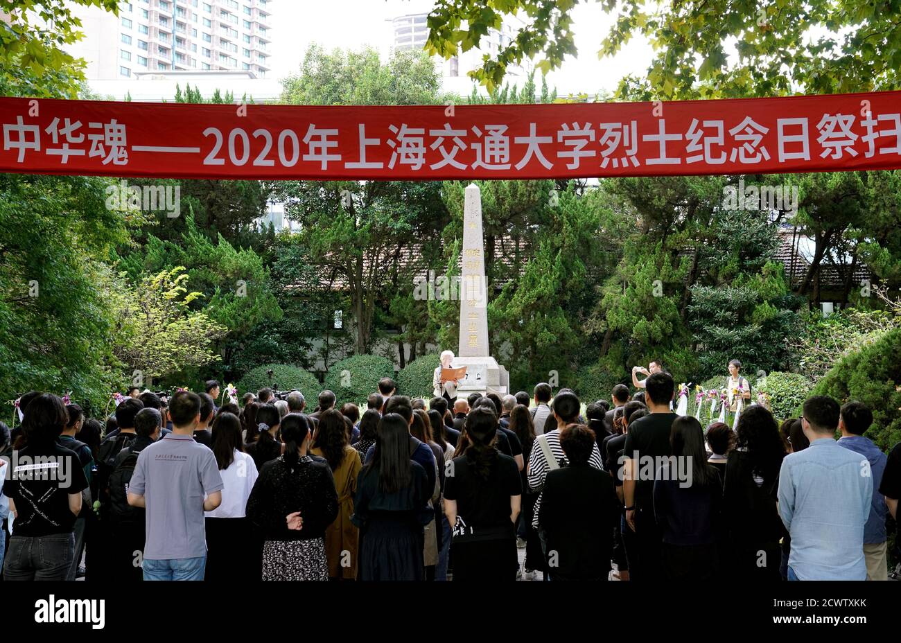 Shanghai. September 2020. Eine Gedenkveranstaltung findet anlässlich des siebten Märtyrertages in China an der Shanghai Jiao Tong Universität im ostchinesischen Shanghai am 30. September 2020 statt. Quelle: Liu Ying/Xinhua/Alamy Live News Stockfoto