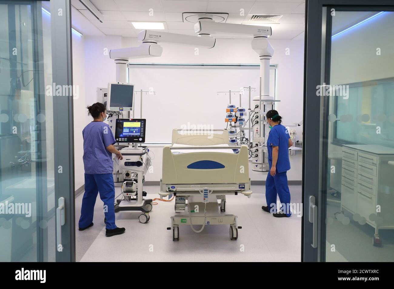 Die Krankenschwestern nehmen an einer Orientierungsveranstaltung Teil, um sich mit der neuen Einrichtung vor der Eröffnung der neuen £22 m State-of-the-Art Intensivstation am University Hospital Southampton NHS Foundation Trust vertraut zu machen. Stockfoto