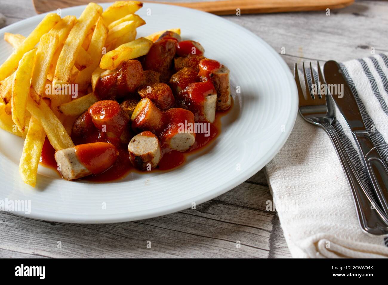 Currywürste mit pommes frites Stockfoto