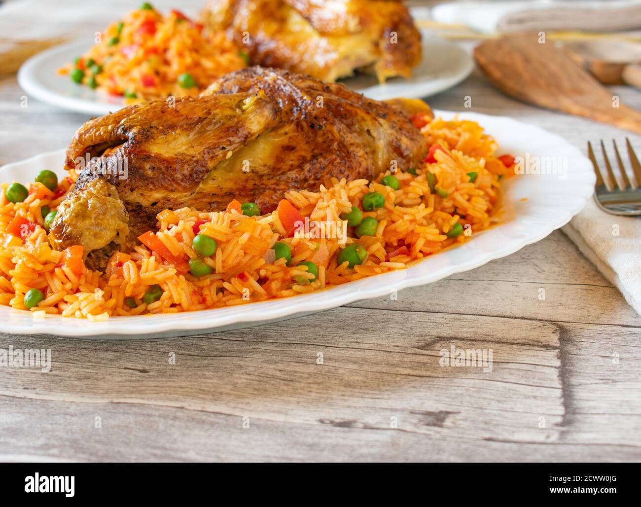 mediterranes Hühnergericht mit Gemüsereis Stockfoto