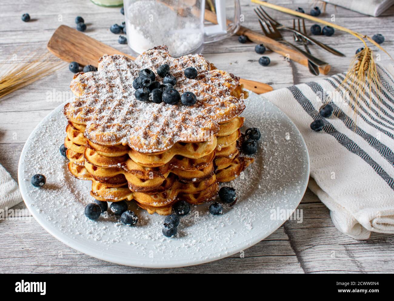 Frisch gebackene hausgemachte Waffeln herzförmig mit Heidelbeeren auf einem gestapelt Platte Stockfoto