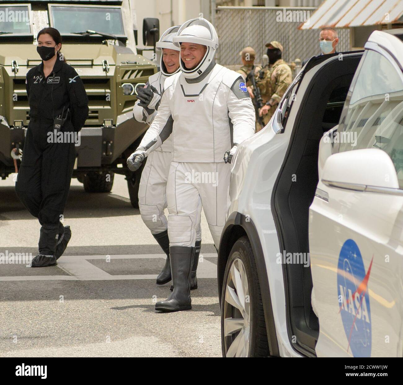 SpaceX Demo-2 Crew Walkout NASA-Astronauten Douglas Hurley, links, Und Robert Behnken, trägt SpaceX Raumanzüge, werden gesehen, wie sie sich vorbereiten, um die Neil A. Armstrong Operations und Checkout Building für Launch Complex 39A an Bord der SpaceX Crew Dragon Raumsonde für die Demo-2-Mission starten, Mittwoch, 27. Mai 2020, bei NASA Kennedy Space Center in Florida. Die NASA SpaceX Demo-2 Mission ist der erste Start mit Astronauten der Raumsonde SpaceX Crew Dragon und Falcon 9 Rakete zur Internationalen Raumstation im Rahmen des Commercial Crew Program der Agentur. Der Testflug dient als Stockfoto