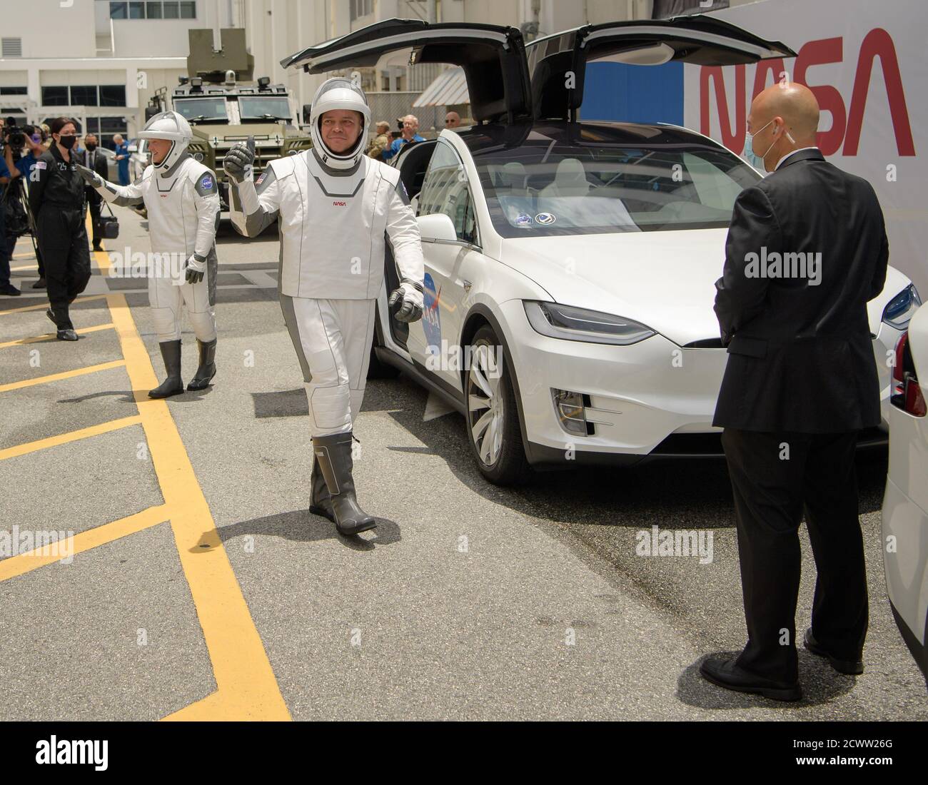 Am 27. Mai 2020 verließen die NASA-Astronauten Douglas Hurley und Robert Behnken das Neil A. Armstrong Operations and Checkout Building im Kennedy Space Center, um sich auf die SpaceX Demo-2-Mission vorzubereiten, den ersten bemannten Flug der Crew Dragon zur Internationalen Raumstation. Stockfoto