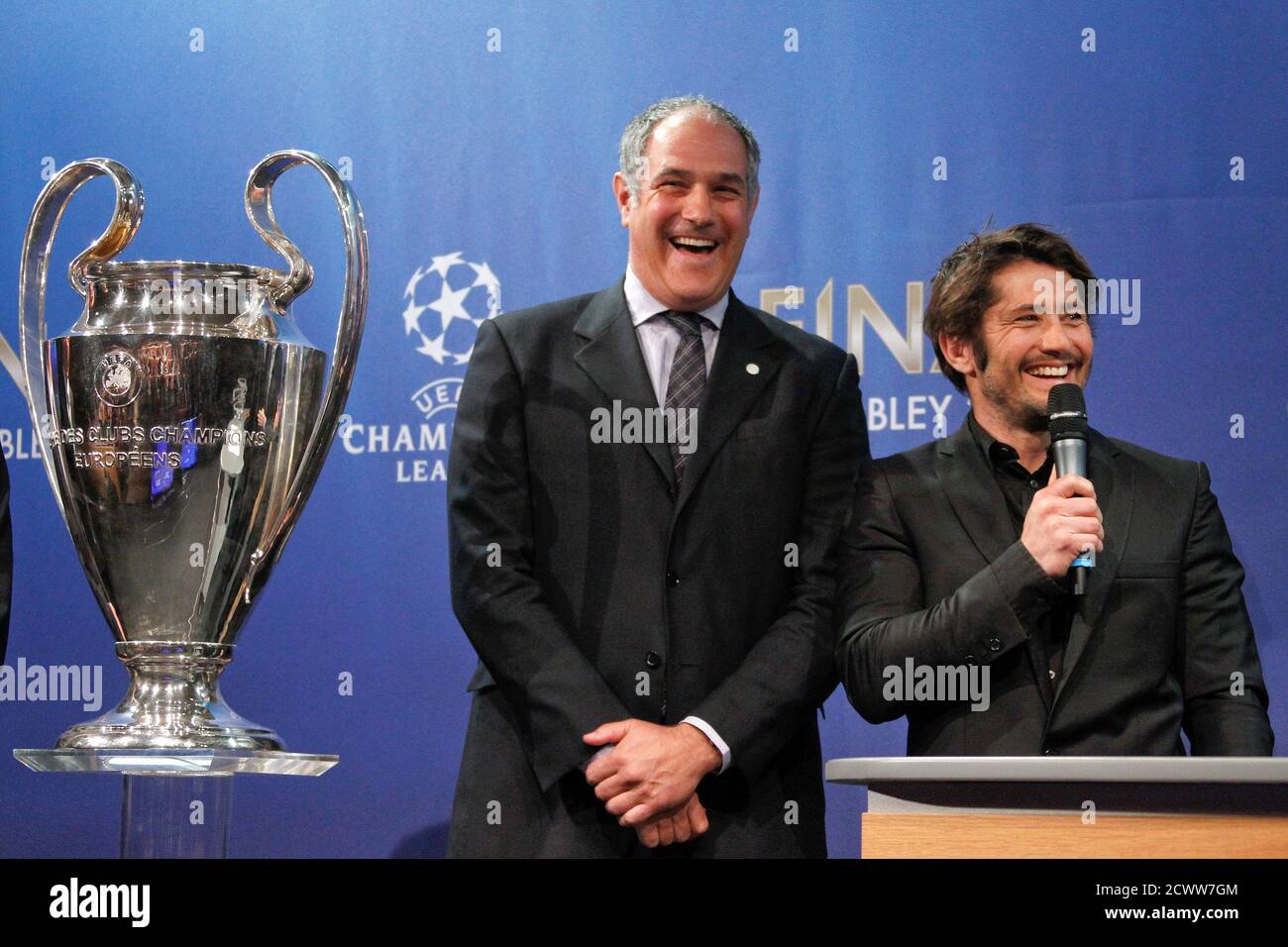 FC Bayern München ehemalige Spieler Bixente Lizarazu (R) Gespräche neben FC  Barcelona Direktor des professionellen Fußballs Andoni Zubizarreta während  der Auslosung für die Champions League-Halbfinale findet am Sitz UEFA in  Nyon, 12.